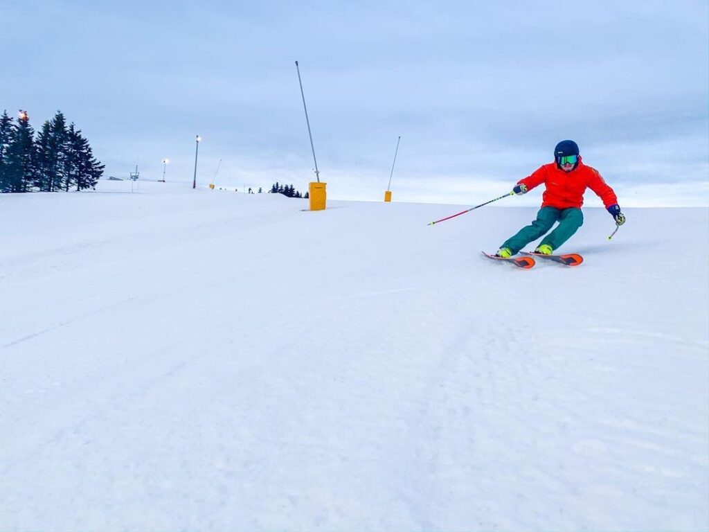 Alpinskidåkning - en skidåkare gör en carvingsväng. Skidåkning under utbildningen till skidlärare SLAO på Äventyrsgymnasiet på Älvdalens Utbildningscentrum.