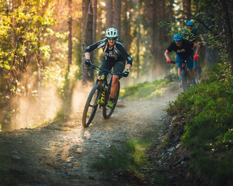 MTB mountainbike cykling i kvällssolen på en mountainbikebana, med Äventyrsgymnasiet i Älvdalen.