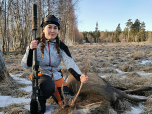 Jaktgymnasiet - elev poserar vid en skjuten älg.