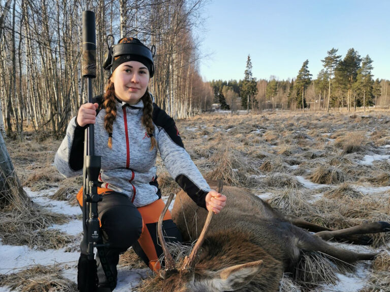 Jaktgymnasiet - elev poserar vid en skjuten älg.