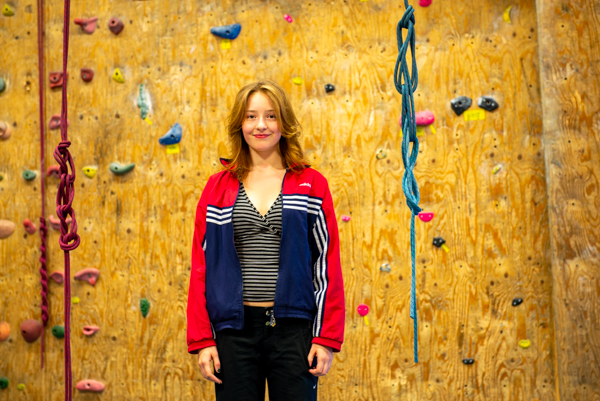 Elev på Äventyrsgymnasiet vid skolans klättervägg