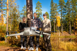 Elever på ÄUC flyger drönare.