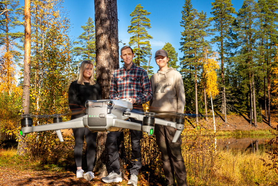 Elever på ÄUC flyger drönare.