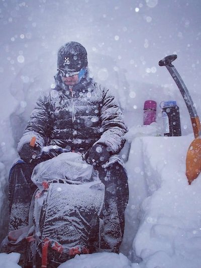 Dennis Franzén - äventyrslärare. På bilden sitter han i snöstorm i väntan på lunch. Skidåkning på fjället på Älvdalens Utbildningscentrum.