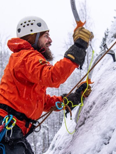 Josef klättring Josef Nordahl - äventyrslärare. På bilden klättrar han uppför ett snötäckt berg, under en lektion i klättring.